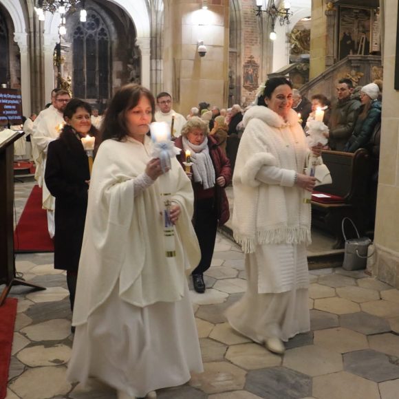 Elżbieta włączona ➡️ do stanu dziewic konsekrowanych